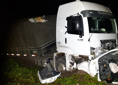 Colisão frontal entre carreta e carro deixa dois mortos na BR 316