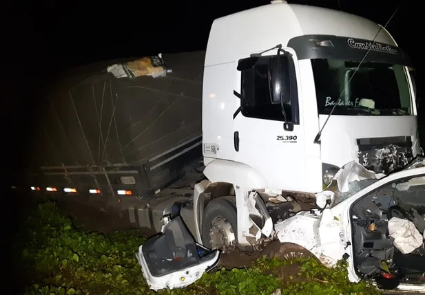 Colisão frontal entre carreta e carro deixa dois mortos na BR 316