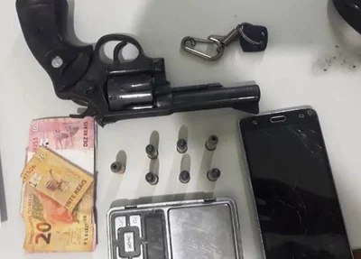 Arma e objetos apreendidos