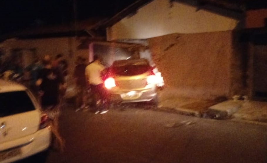 Motorista perde controle do veículo e invade casa na Zequinha Freire
