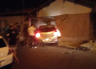 Motorista perde controle do veículo e invade casa na Zequinha Freire