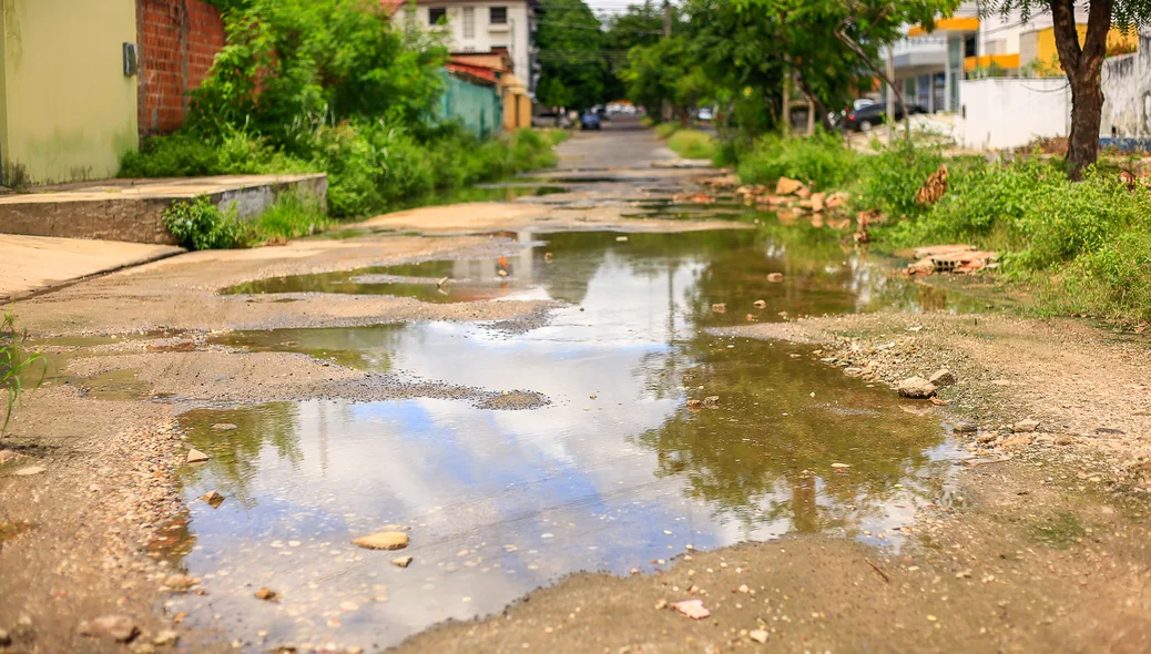 Água acumulada na Avenida Miguel Sady