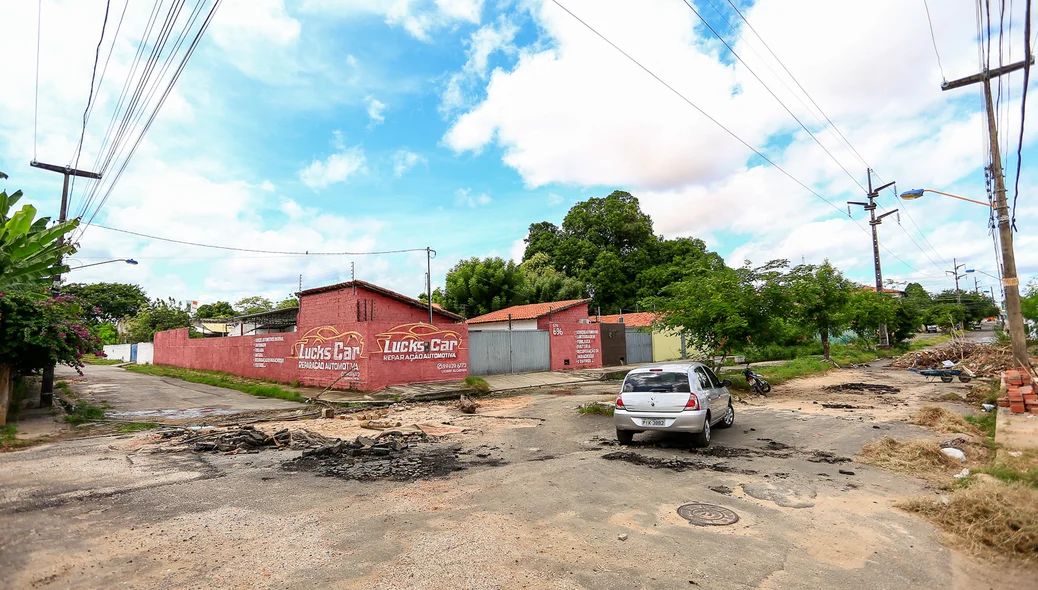 Cruzamento da Avenida Miguel Sady com Rua Torquato Neto