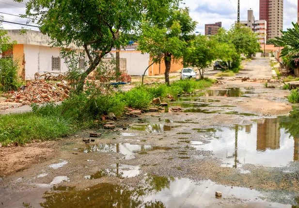 Avenida Miguel Sady fica intrafegável após chuvas em Teresina