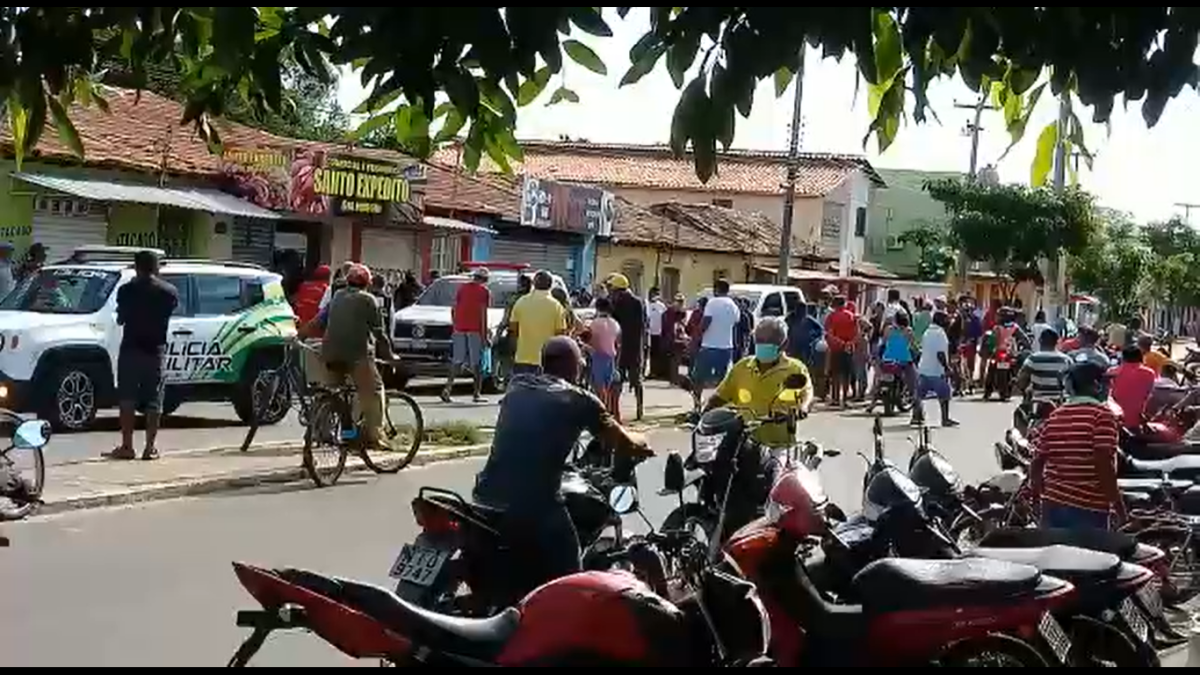 Populares nas proximidades de onde ocorreu o crime em Piripiri