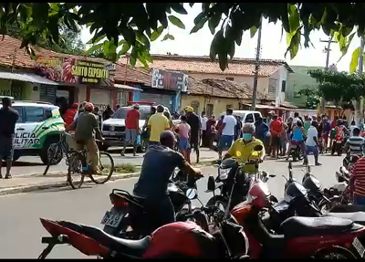 Populares nas proximidades de onde ocorreu o crime em Piripiri