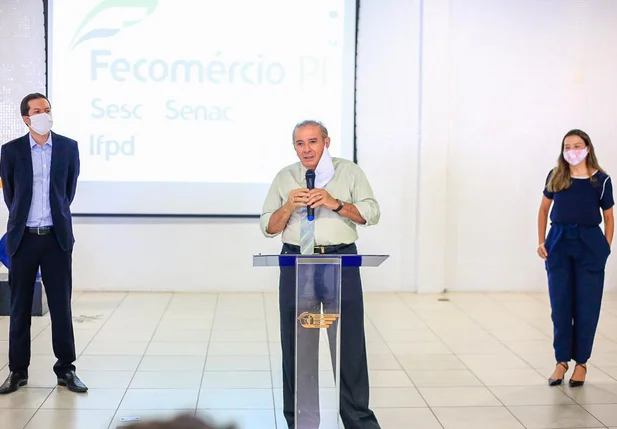 Valdeci Cavalcante durante reunião de empresários
