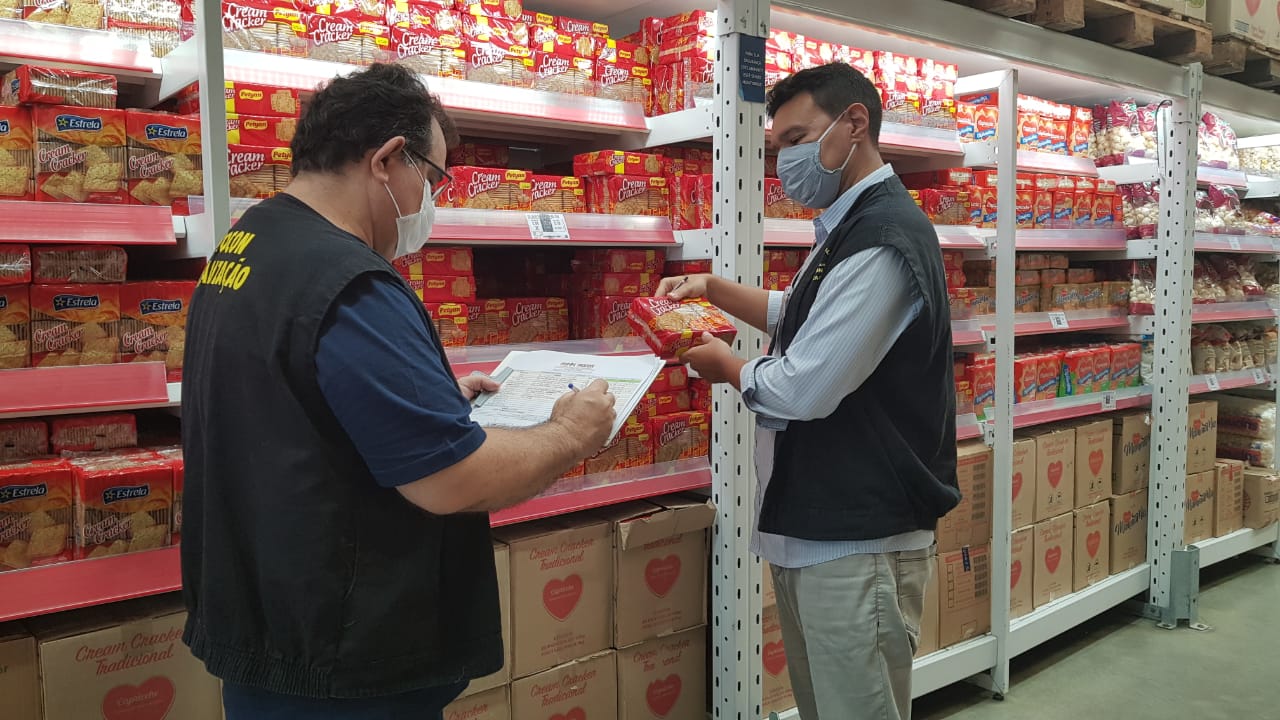 As fiscalizações ocorrem em 12 supermercados da capital