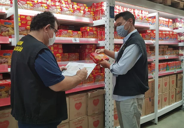 As fiscalizações ocorrem em 12 supermercados da capital