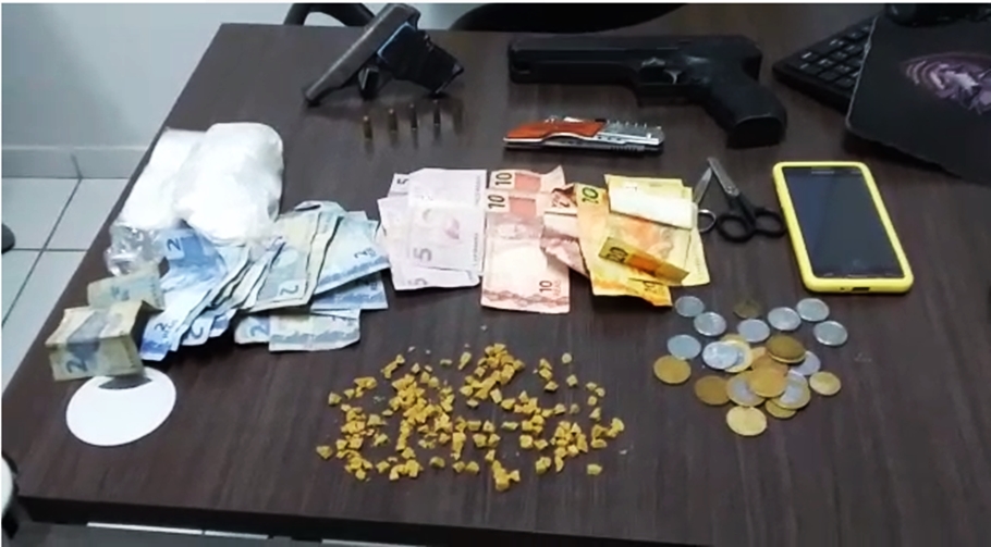 Material apreendido na Comunidade Babilônia