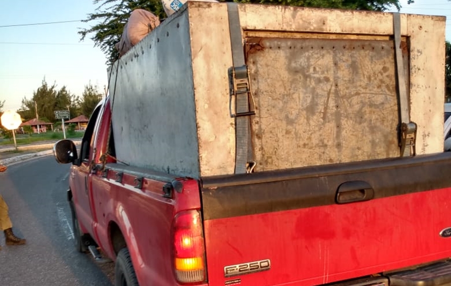 Veículo onde os trabalhadores foram flagrados dentro da câmara
