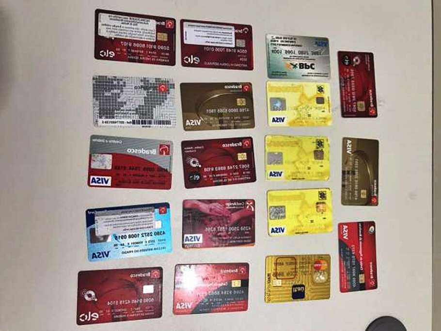 Cartões de bancos encontrados com o grupo