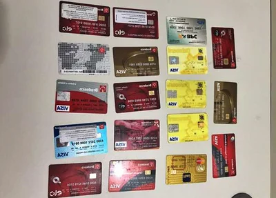 Cartões de bancos encontrados com o grupo