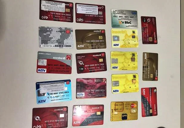 Cartões de bancos encontrados com o grupo