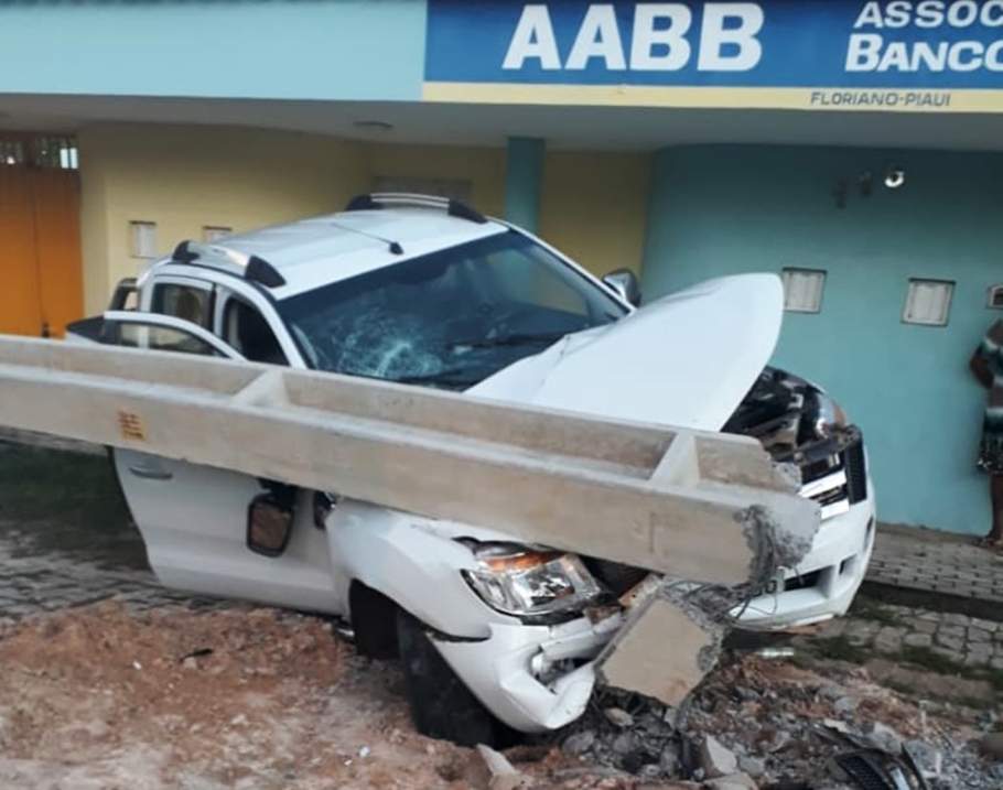 Veículo ficou destruído