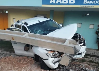 Veículo ficou destruído