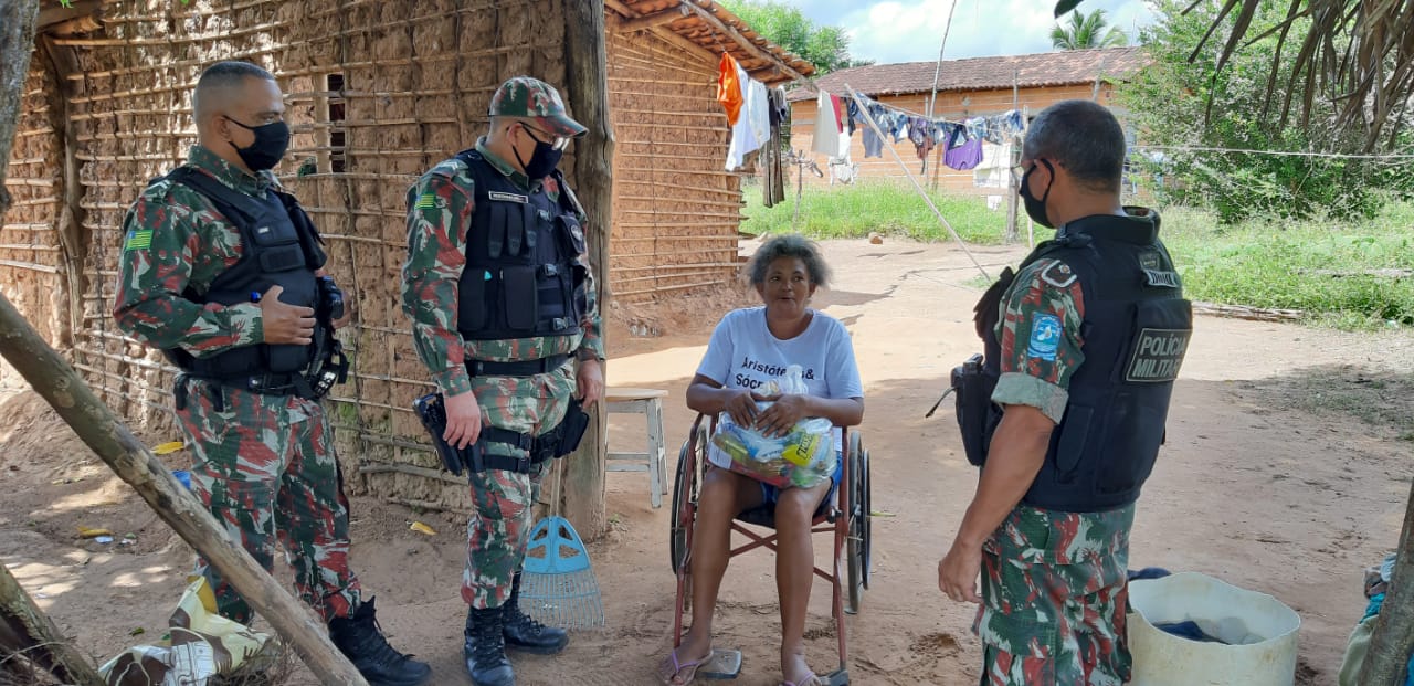 Idosa recebendo cesta básica