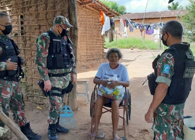 Idosa recebendo cesta básica