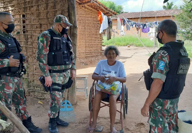 Idosa recebendo cesta básica