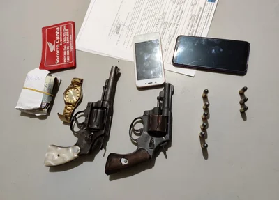 Material apreendido com os criminosos.