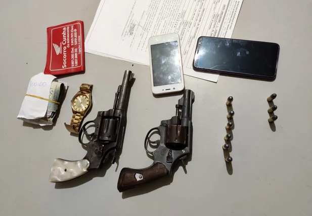 Material apreendido com os criminosos.