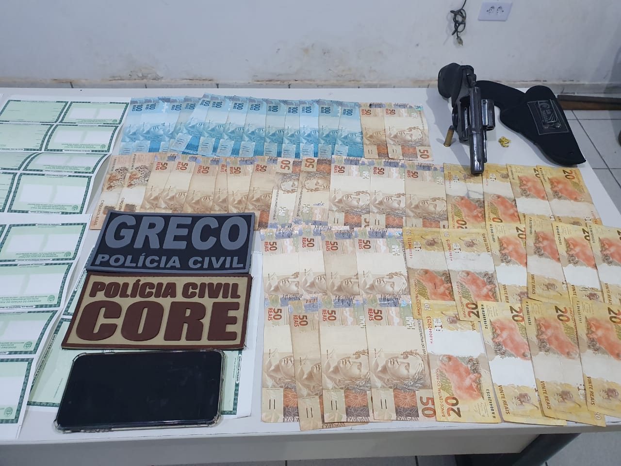 Material apreendido na residência do acusado.