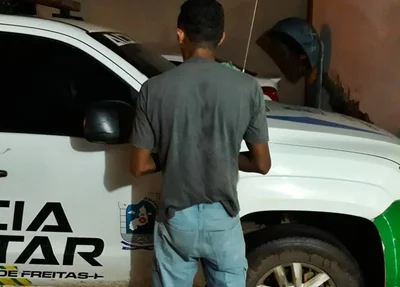 Homem preso acusado de agredir a mãe