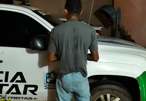 Homem preso acusado de agredir a mãe