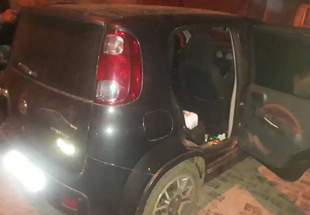 Veículo roubado que estava em posse dos criminosos