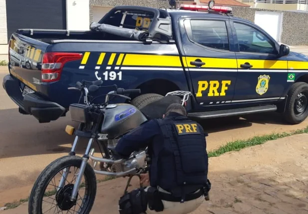 Motocicleta apreendida em Campo Grande do Piauí