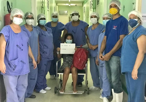Seis mulheres recebem alta da Evangelina Rosa após serem curadas da covid-19