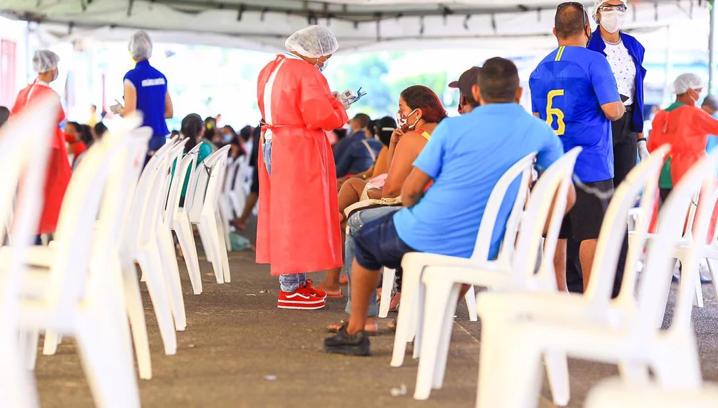 Agentes de saúde fazem anotações