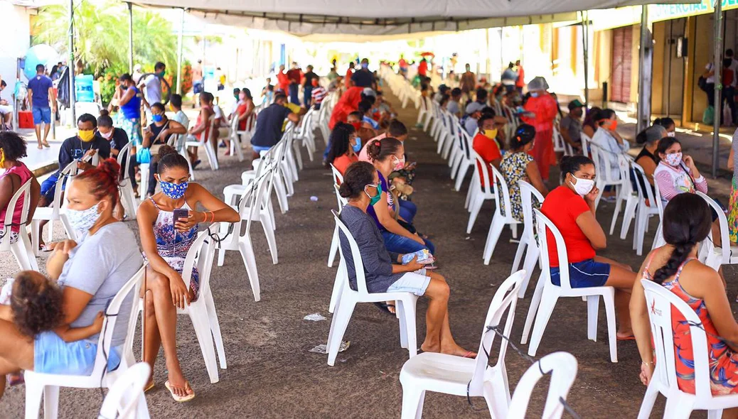 Pessoas aguardam atendimento em Miguel Alves