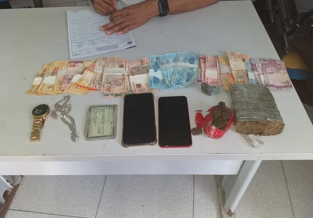 Material apreendido com a dupla