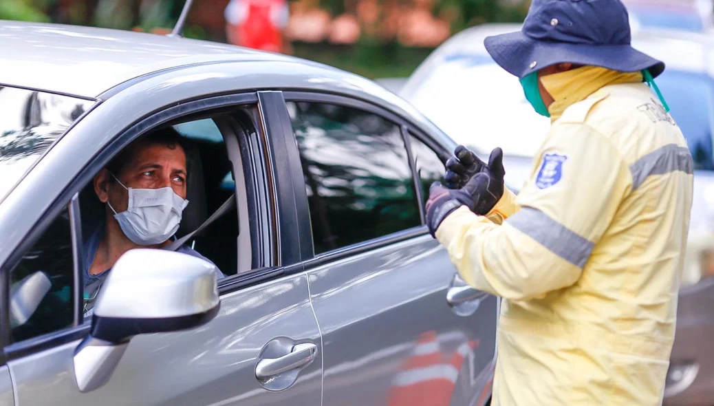 Agente da Strans orienta motorista