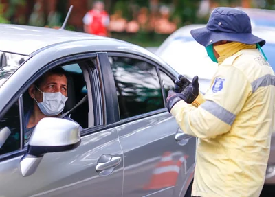 Agente da Strans orienta motorista