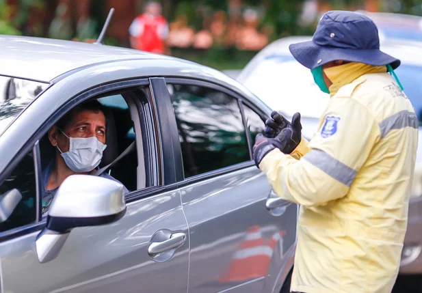 Agente da Strans orienta motorista