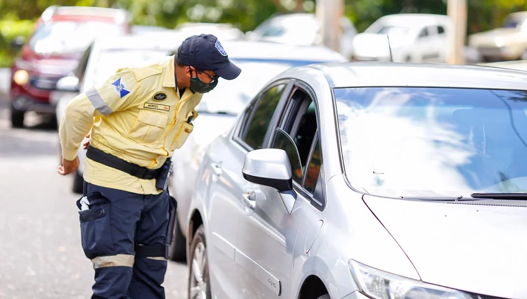 Agente fiscaliza veículo