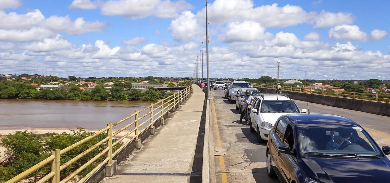 Congestionamento de carro na Ponte 