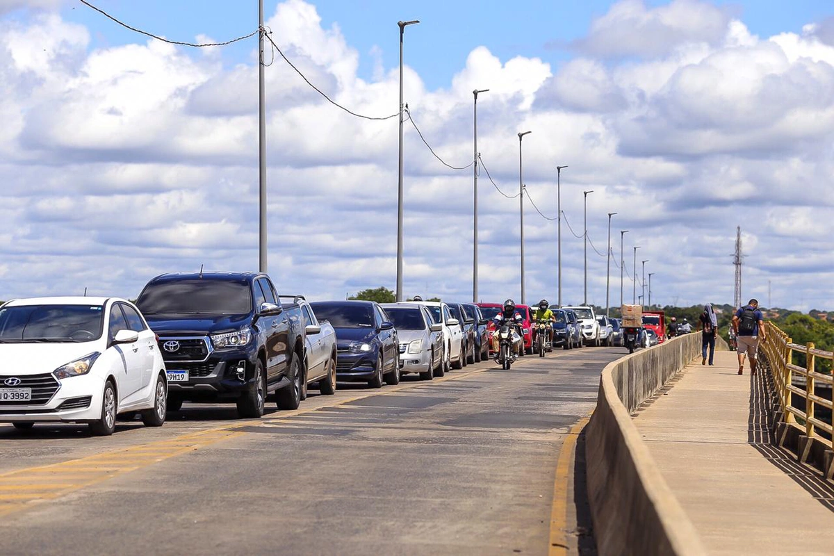 Congestionamento extenso na Ponte da Amizade