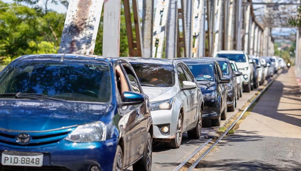 Fila de carros na Ponte Metálica