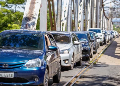 Fila de carros na Ponte Metálica