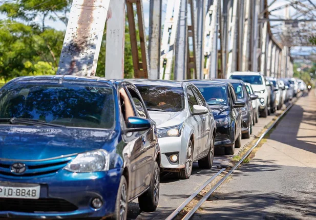 Fila de carros na Ponte Metálica