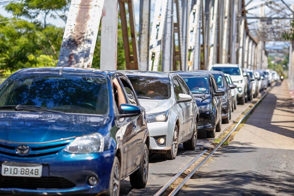 Fila de carros na Ponte Metálica