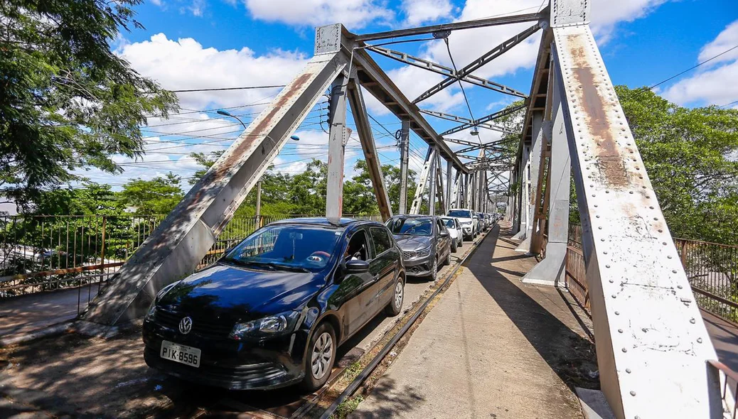Fila de veículos na Ponte Metálica