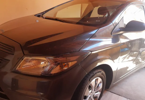 Veículo modelo Prisma cinza de placa QPR 1396/Belo Horizonte- MG