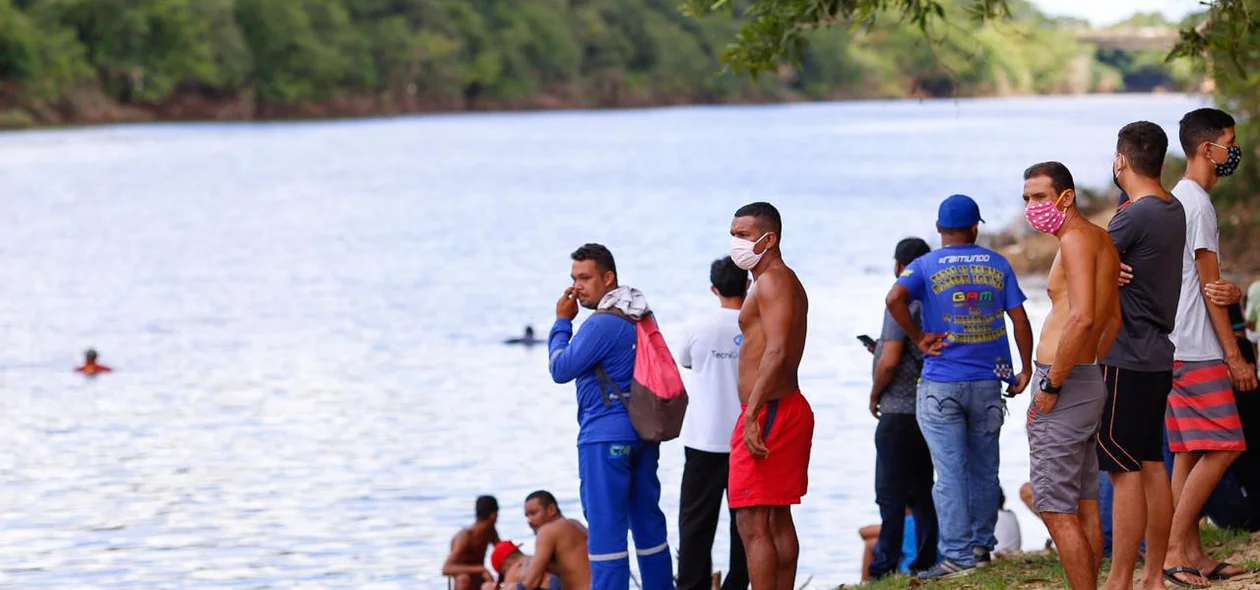 Curiosos acompanham buscas de criança que desapareceu nas águas do Rio Poti