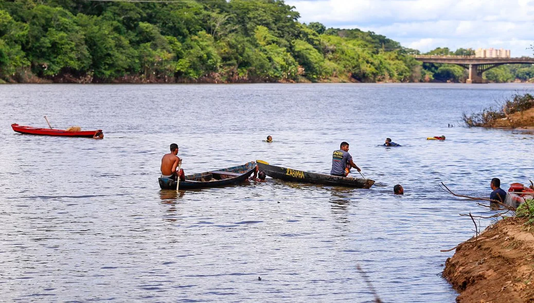 Pescadores ajudam nas buscas de criança que desapareceu no rio
