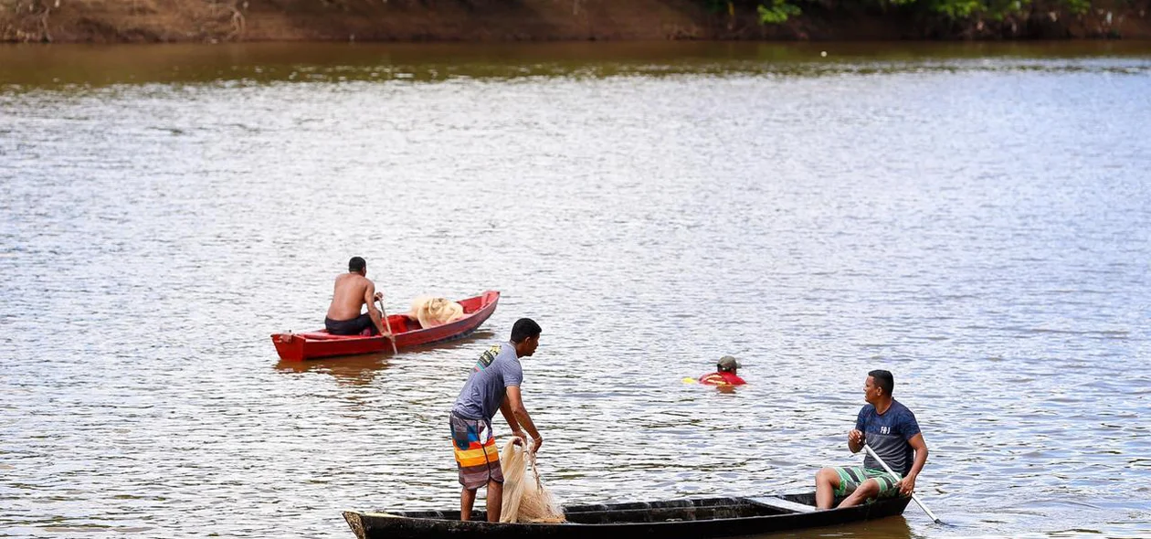 Pescadores no Rio Poti à procura do corpo da criança que se afogou