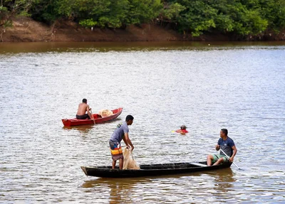 Pescadores no Rio Poti à procura do corpo da criança que se afogou